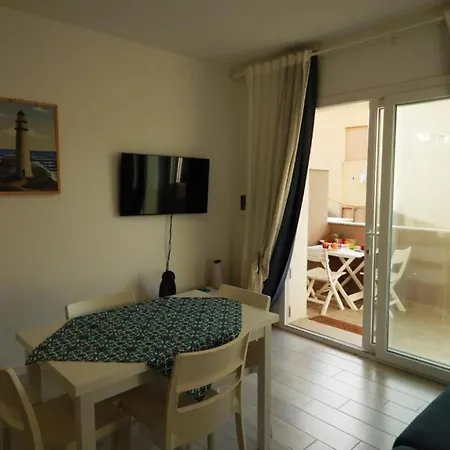 Terrace And Comfort By The Sea דירה *